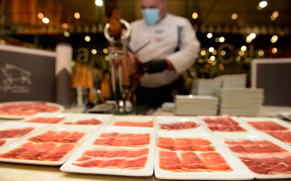 Cortador de Jamón con platos de ibérico cortado a cuchillo en restaurantes José Jara