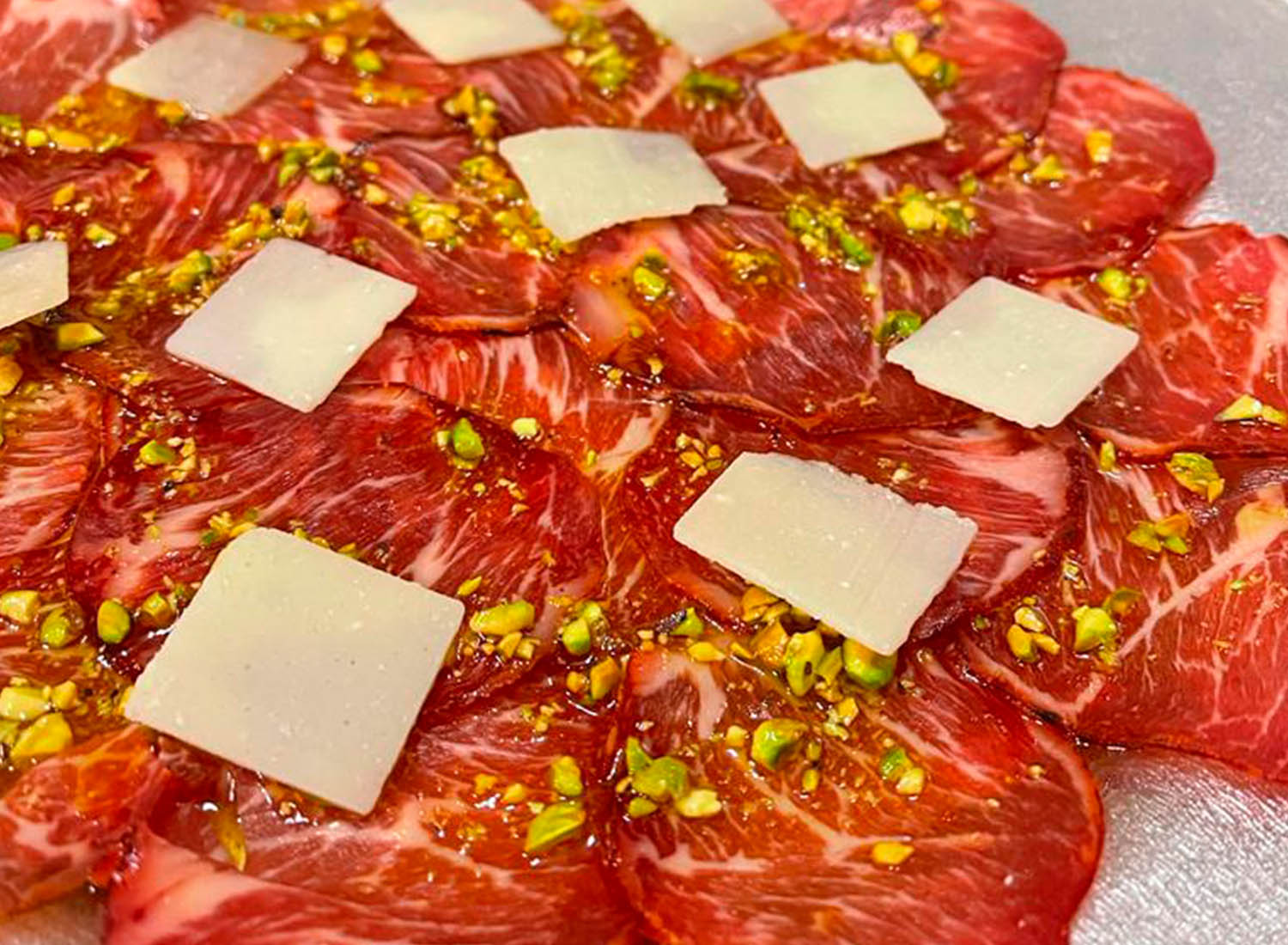 lomito de bellota con queso y crunch de pistacho